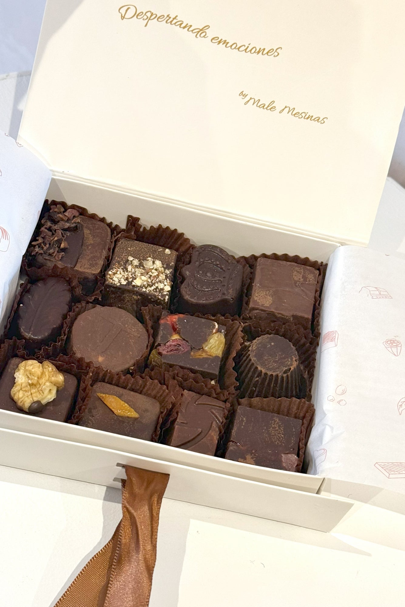 Caja de 12 bombones de chocolate premium mix Toucce